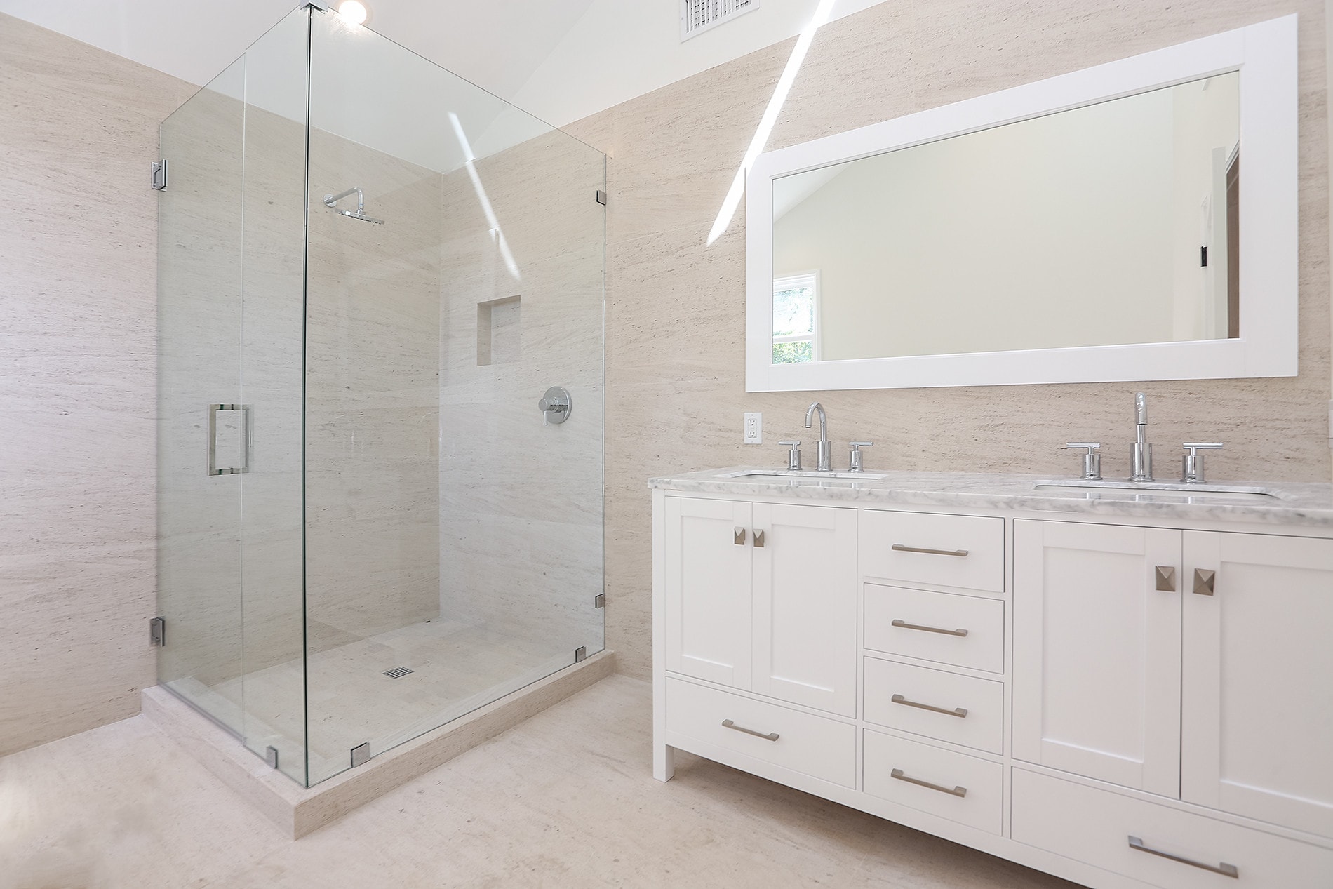 Master bath. - 12524 WOODBINE St
