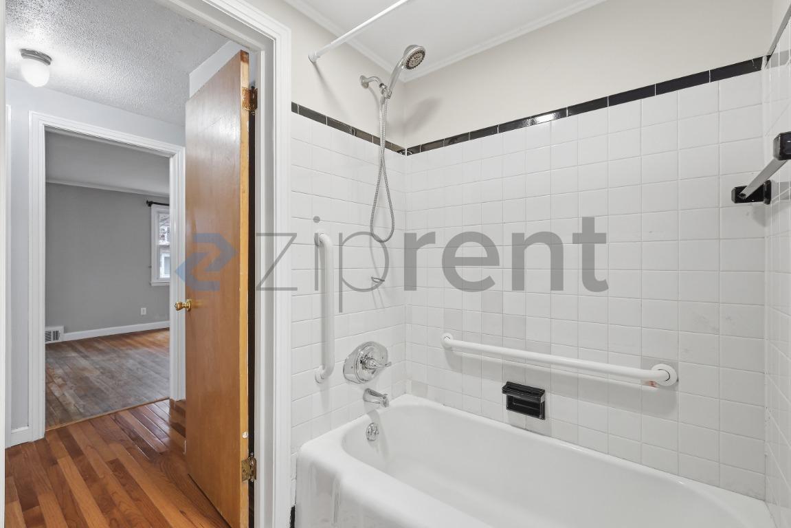 Building Photo - 18 St James St