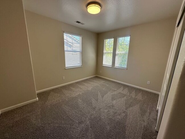 Building Photo - 1606 Lone Oak Trail
