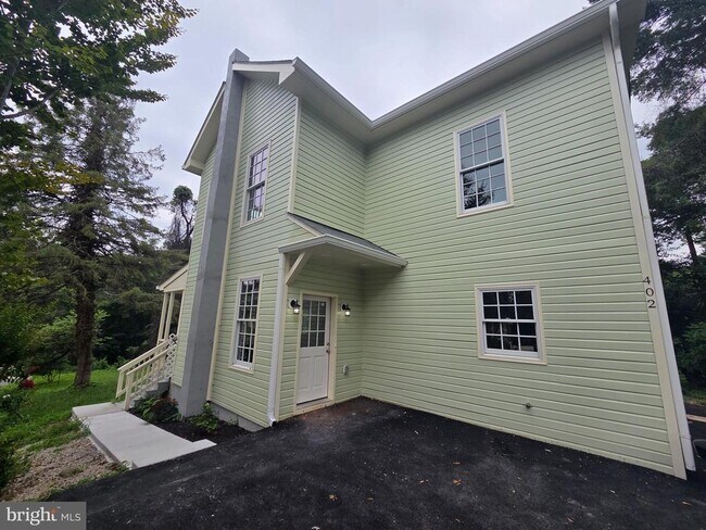 Building Photo - 402 McKenzie Dr