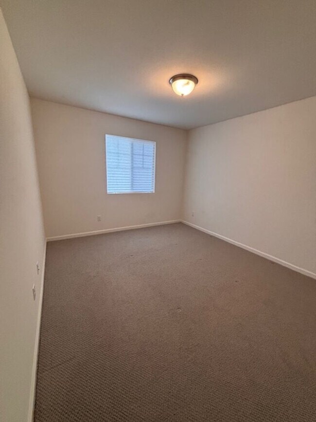 Building Photo - Welcome home to this beautiful Murrieta Town Home!