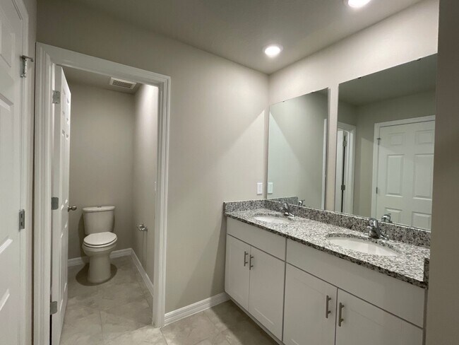 Building Photo - Lake View 3 Bedroom, 2.5 Bath Townhome in Ocoee FL!