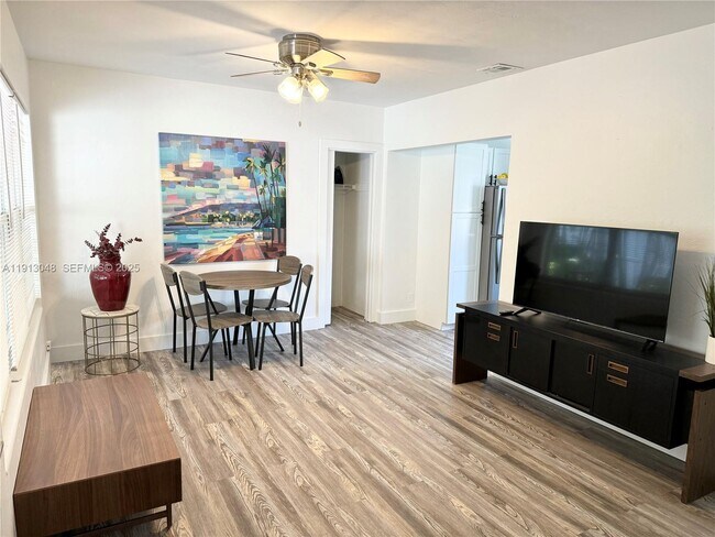 Building Photo - 301 NE 15th Ave