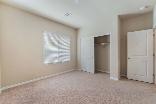Building Photo - Spacious Modern Home!
