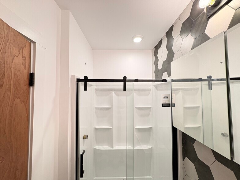 Building Photo - 5842 Hobart St