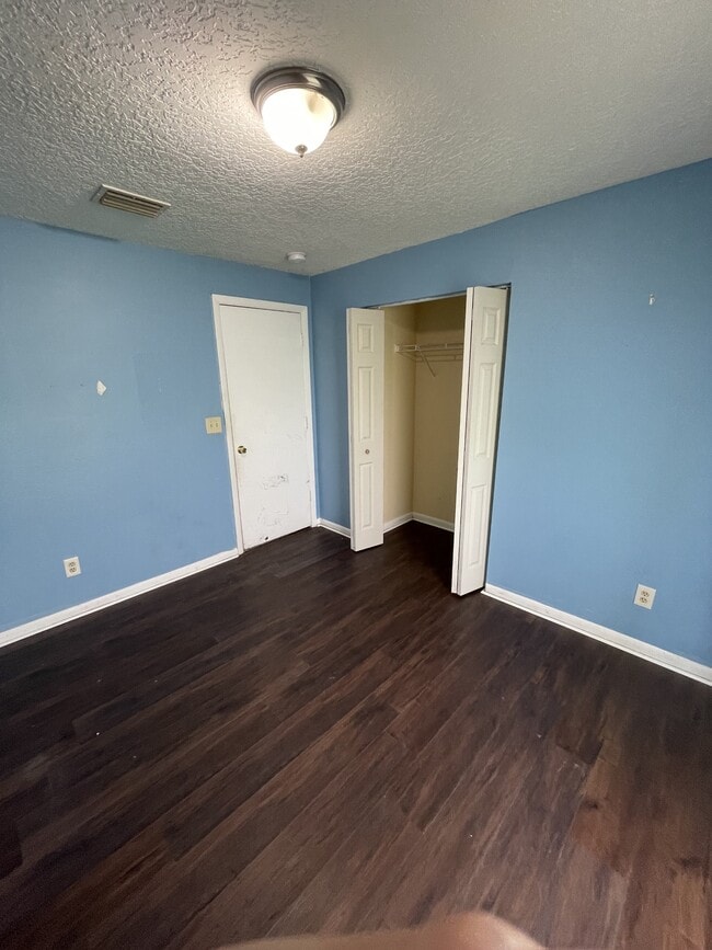 Building Photo - 2214 E Columbus Dr