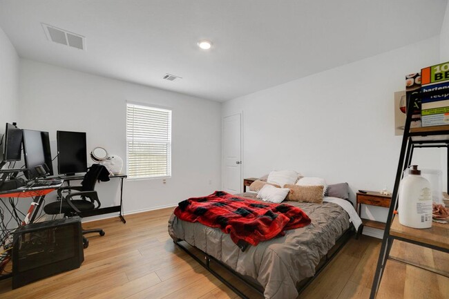 Building Photo - 10420 Steinbeck Dr