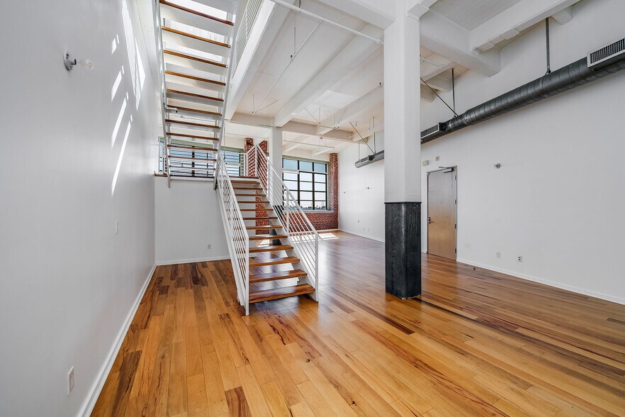 Building Photo - 1850 E Industrial St