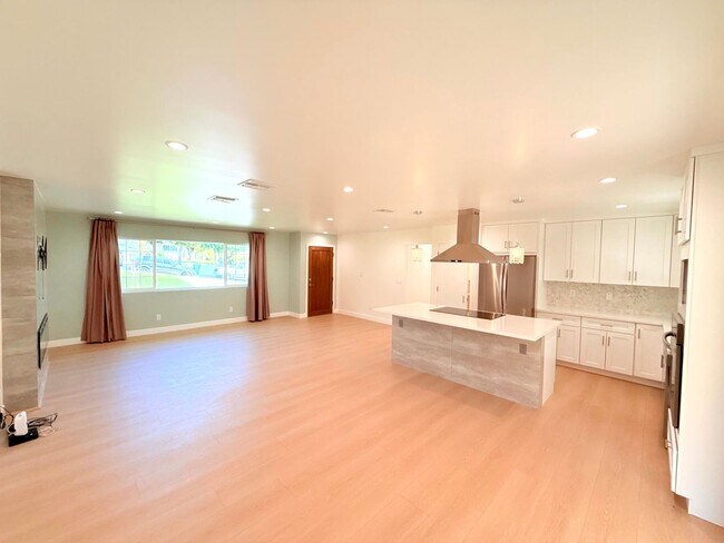 Building Photo - 10839 Fellows Ave