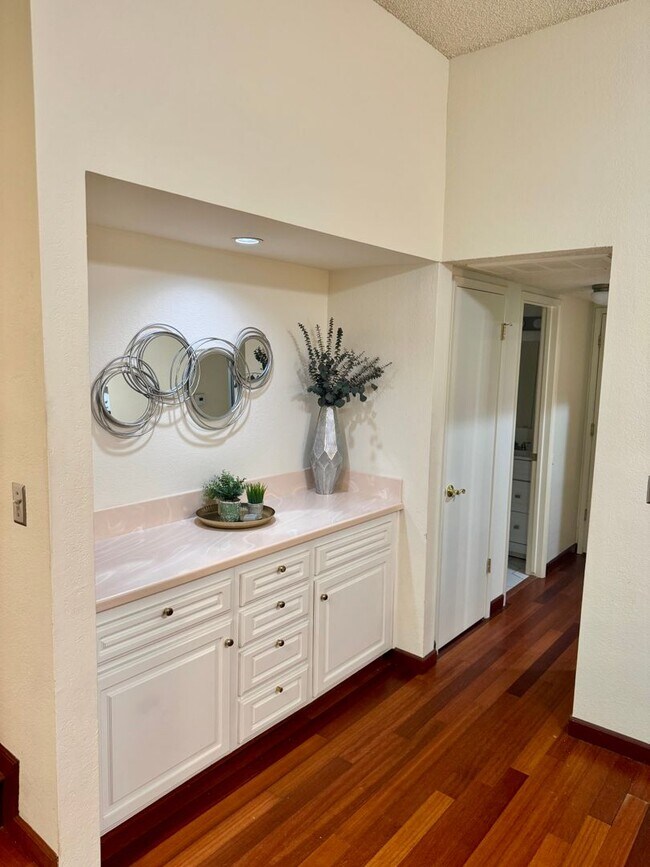 Building Photo - 2 Bedroom, 2 Bath Condo