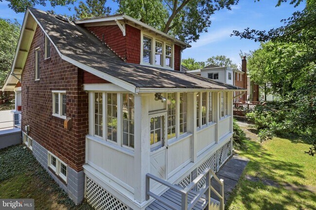 Building Photo - 912 N Garfield St