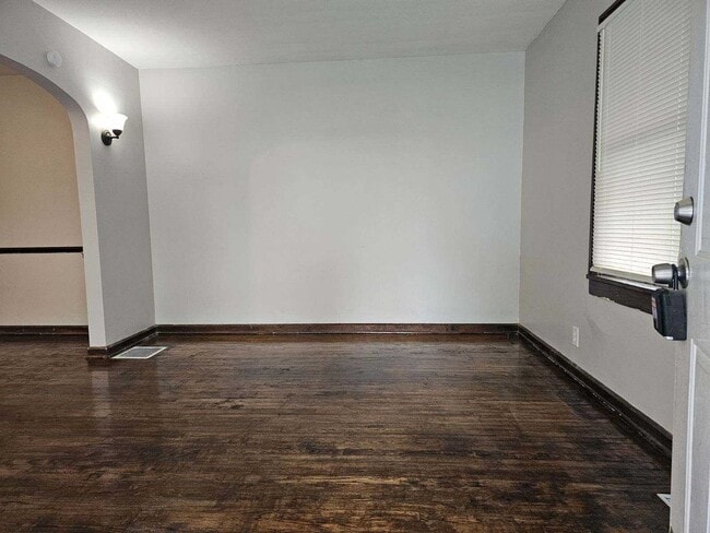 Building Photo - 1 bed 1 bath duplex