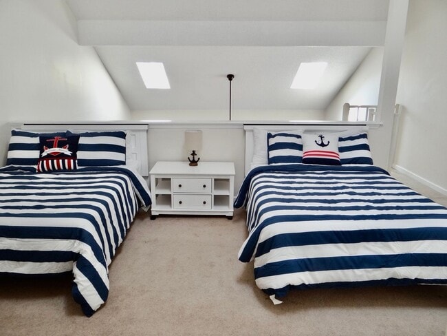 Building Photo - Beautifully Remodeled and Furnished Rental...