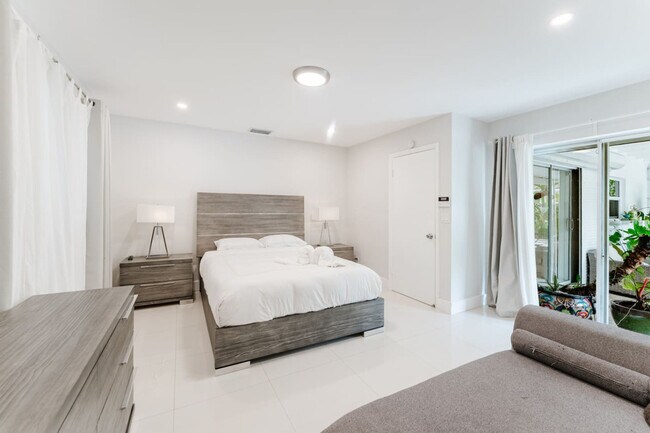 Building Photo - 4017 Monroe St