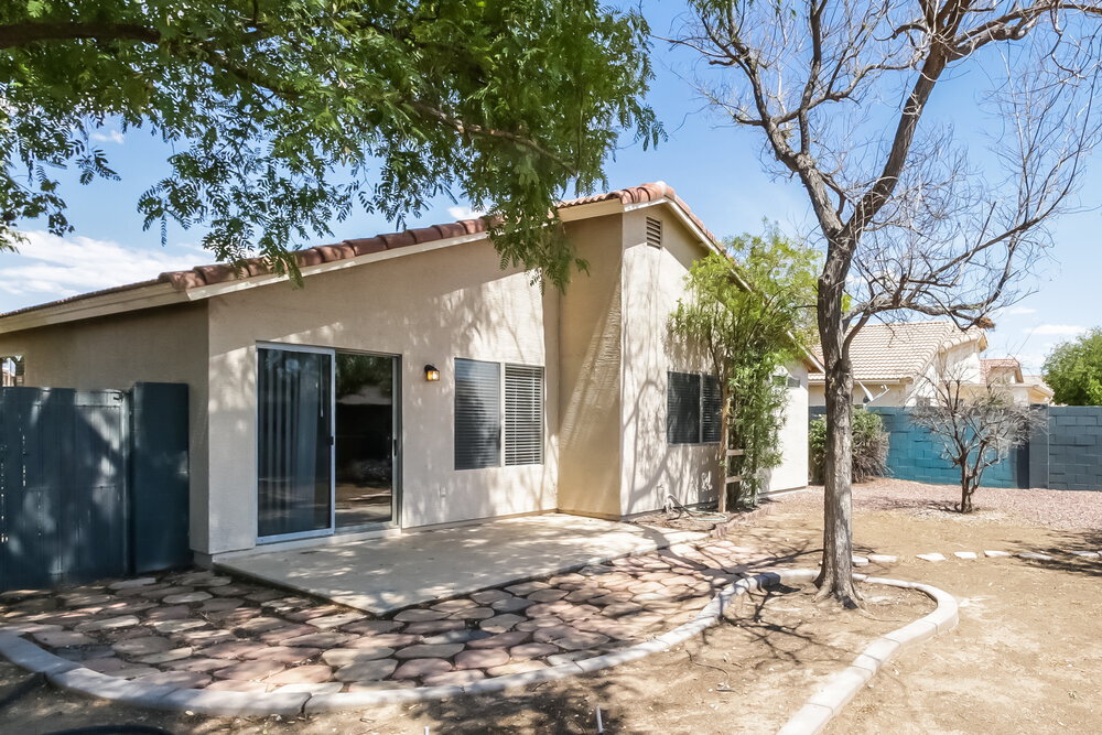 Building Photo - 975 E Vernoa St