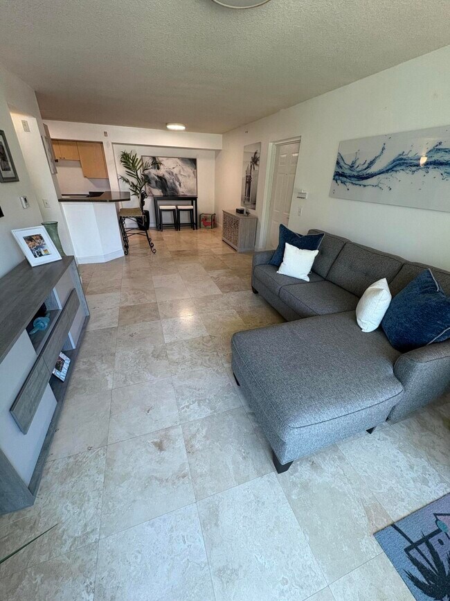 Building Photo - 1205 Villa Cir