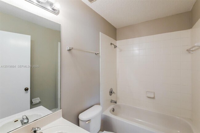Building Photo - 925 NE 34th Ave