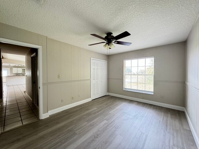 Building Photo - Gorgeous 4 BR country estate home with pool on 3 Acres