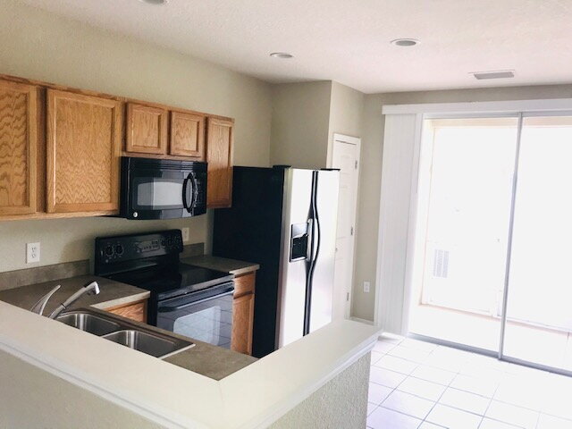Building Photo - **  MAINTENANCE FREE TOWNHOME **2 BD 2.5 BATH