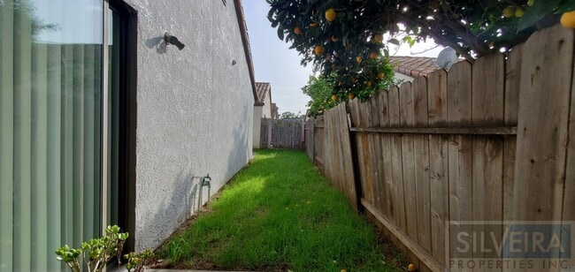 Building Photo - Gated Community 3 Bedroom 2 Bath in Preisker Gardens!