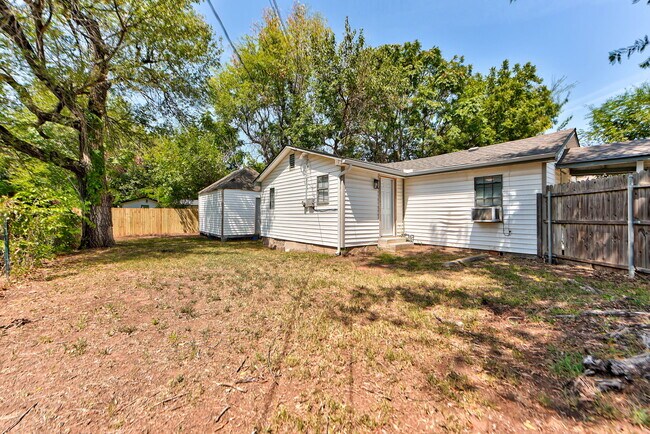Building Photo - 204 S Stewart Ave