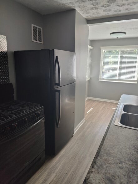 Building Photo - 653 Rhoads Ave