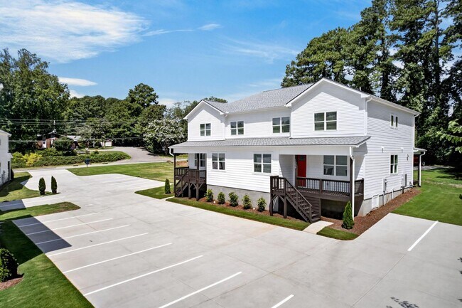 Building Photo - 1739 Crest Rd
