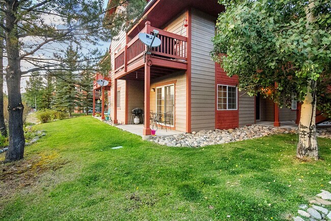 Building Photo - Move In Special! Furnished! Updated 3bed/3bath! 1 car garage! Heat included! Flexible lease terms!