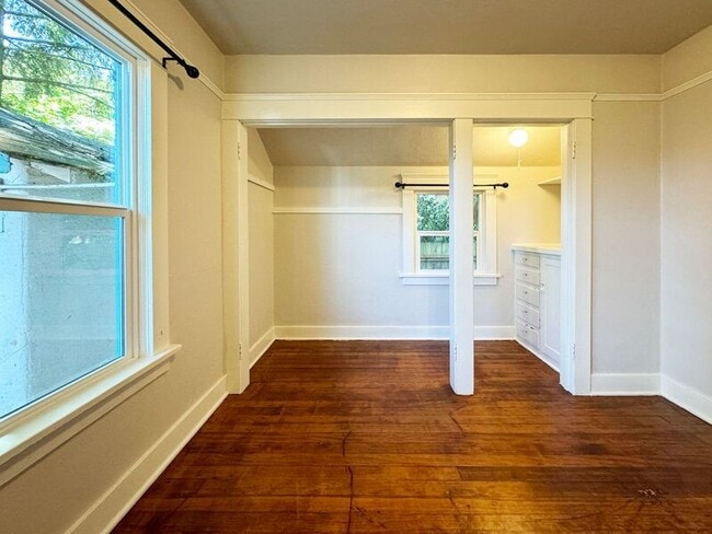 Building Photo - 1100 W 4th Ave