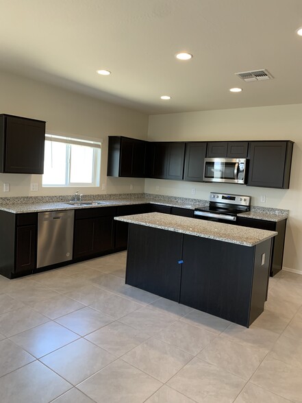 Kitchen - 1025 W Falls Canyon Dr