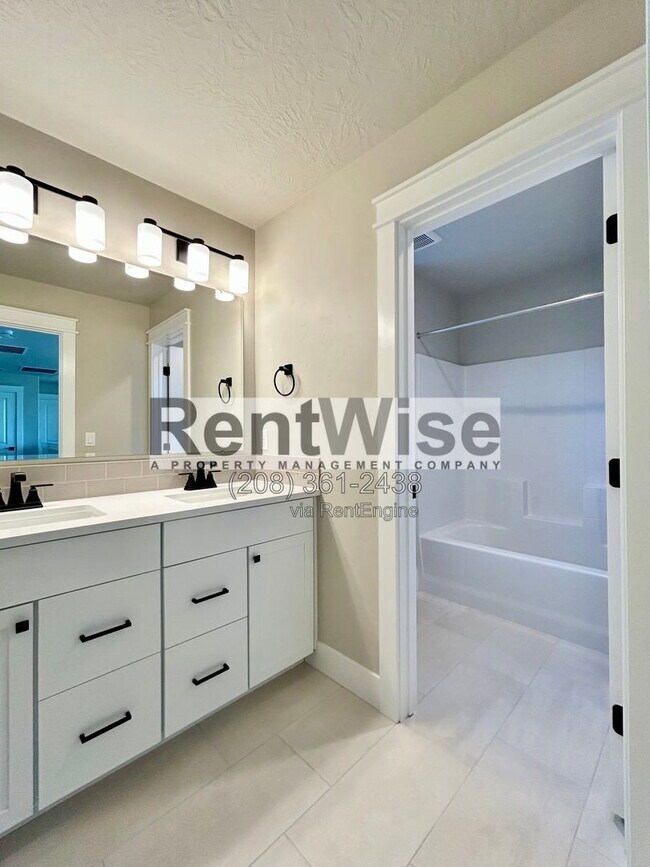 Building Photo - 5845 W Sprig Dr