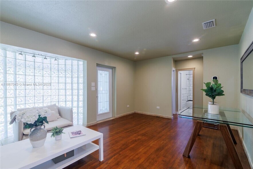 Building Photo - 250 NE 48th St