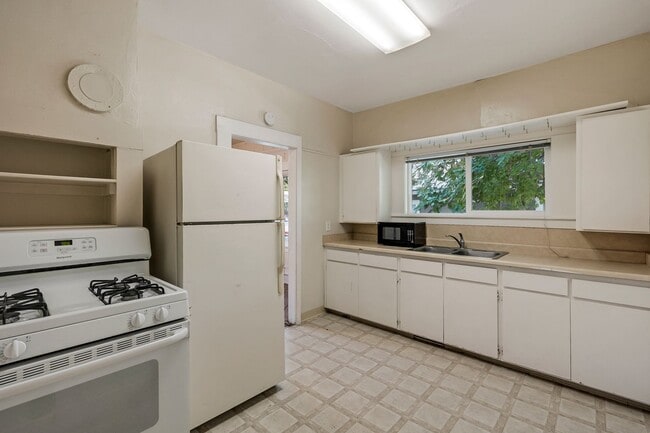 Building Photo - Move In Special! 3 Bedroom House Across from Chico State and WREC!