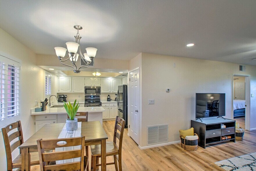 Building Photo - 4303 E Cactus Rd