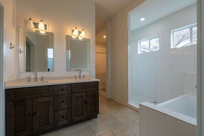 Building Photo - Tip Tier Views at this Beautiful 4 bedroom, 3 bathroom home in Central East Austin!!!