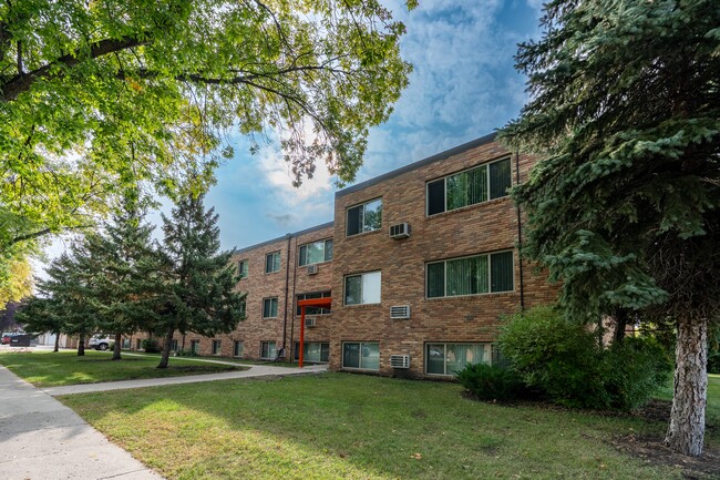 Fargo, ND Woodland Apartments | Exterior - Woodland