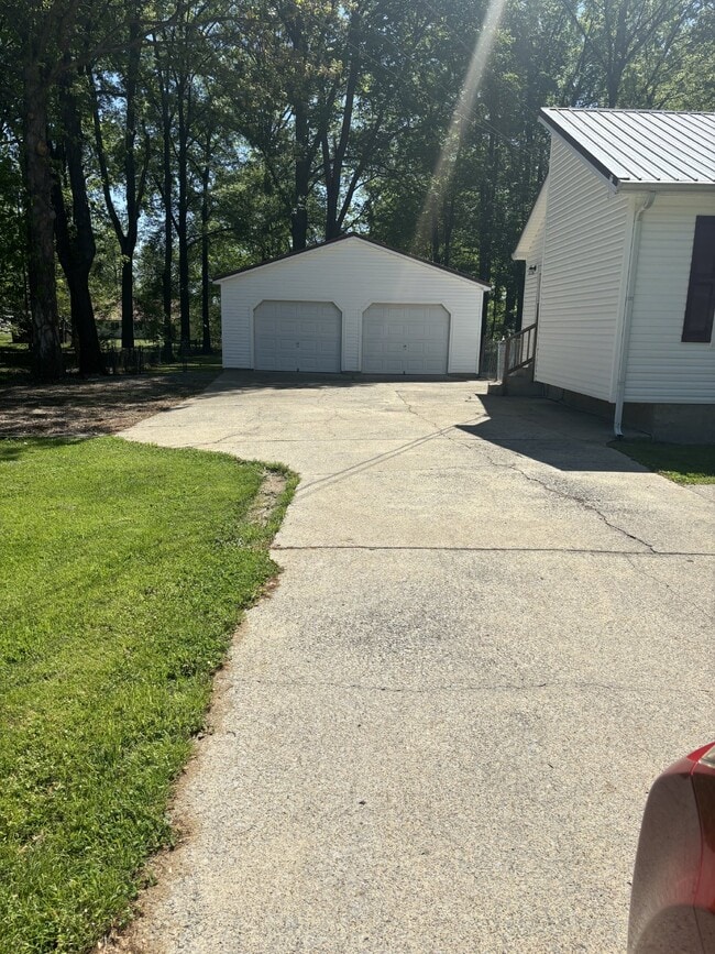 Building Photo - 545 Roselawn Dr