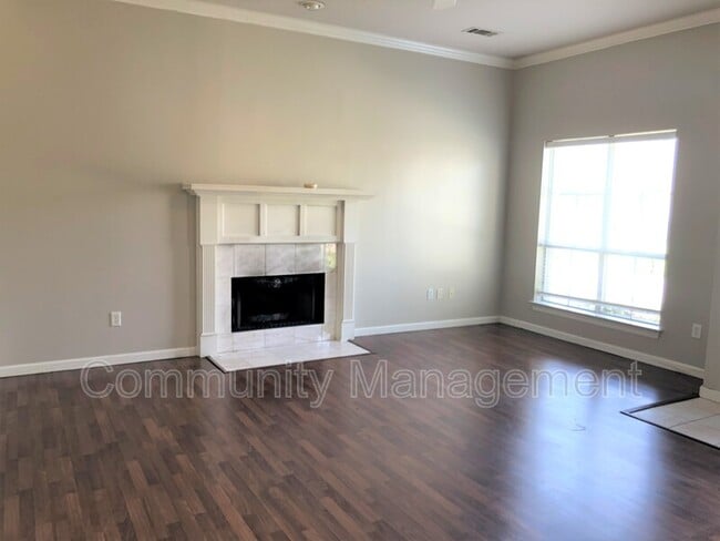 Building Photo - 221 Briarhaven Dr