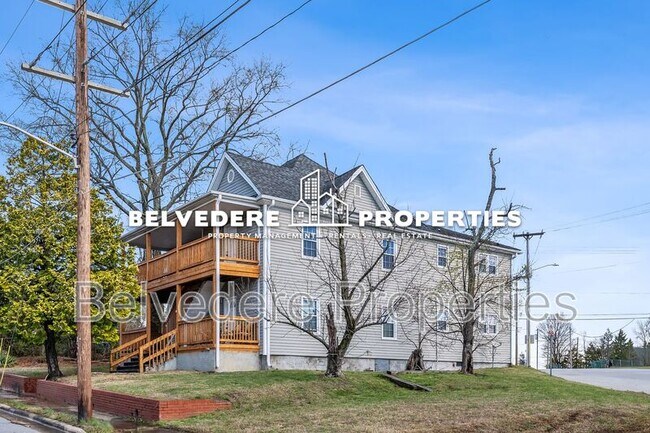 Building Photo - 611 W Green Dr