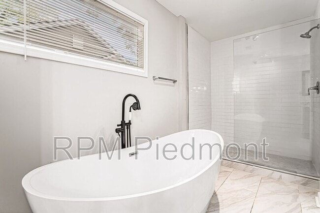 Building Photo - 1343 Lynford Dr SW