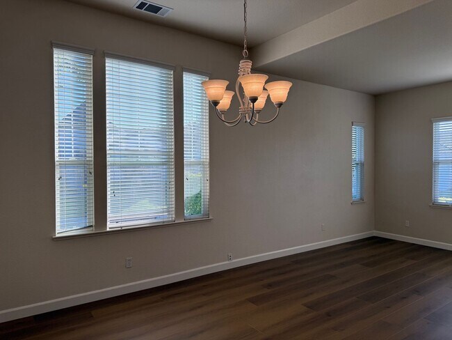 Building Photo - 1587 Regent Dr