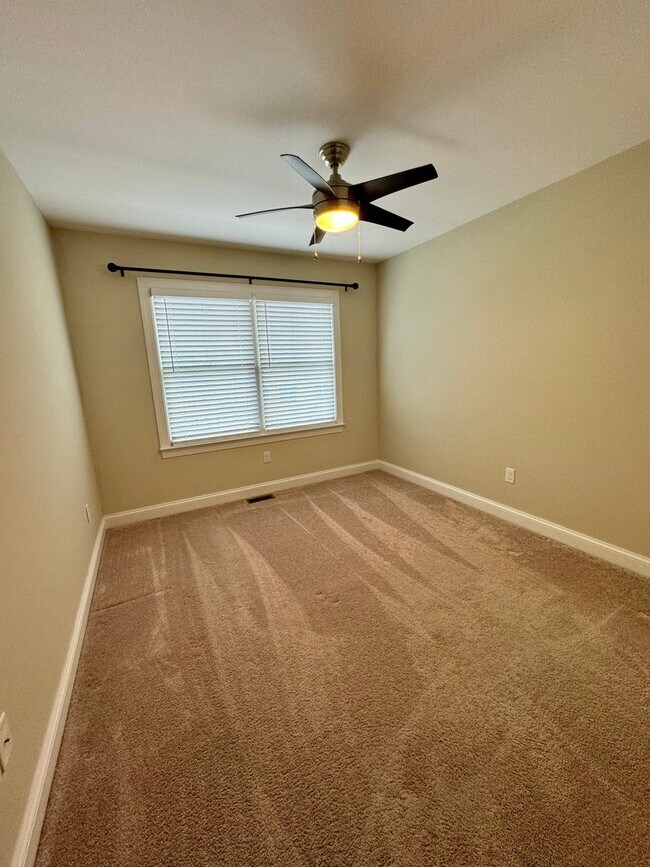 Building Photo - Spacious townhouse for rent in Bluestone H...