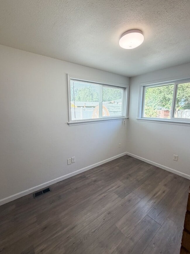 Building Photo - 3 Bedroom, 2 Bath House