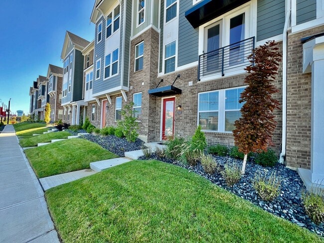 Building Photo - Stunning Executive Townhome Liberty Twp