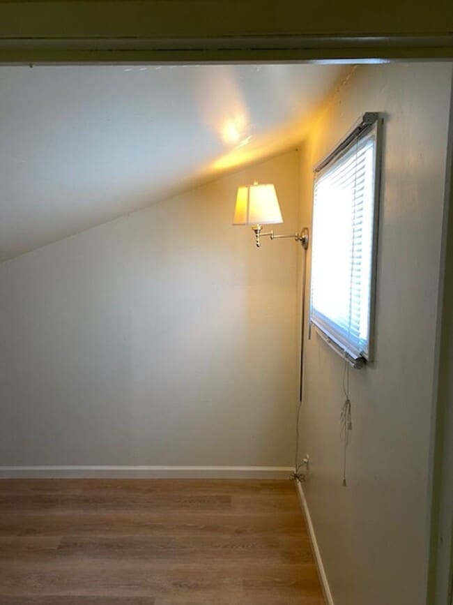 Building Photo - 2 Bedroom with an Additional Bonus Room Upstairs