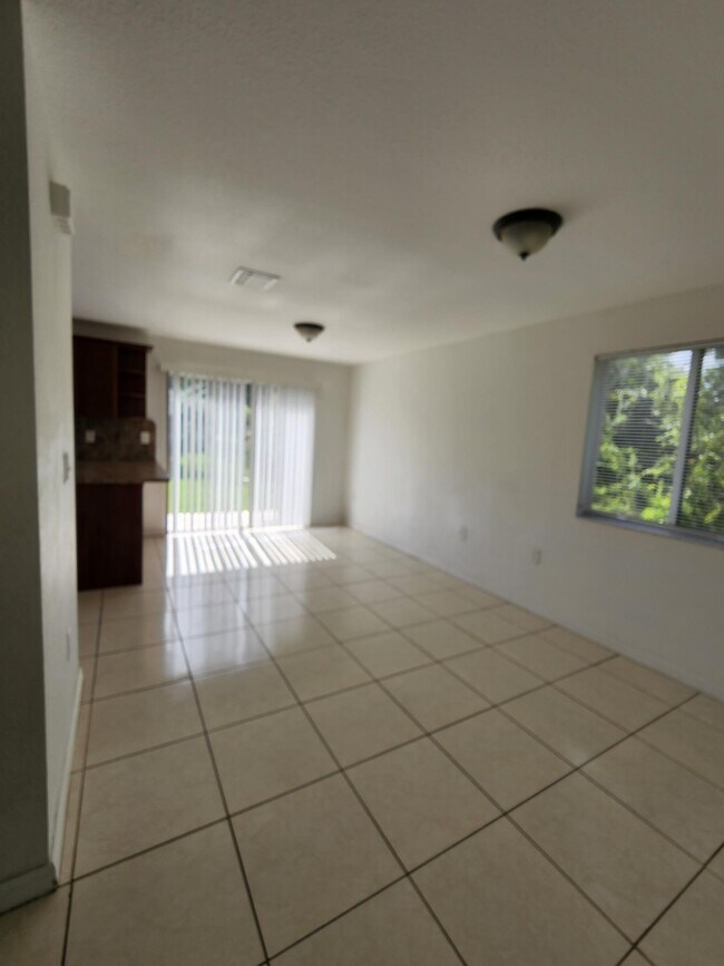 Building Photo - 304 N 61st Terrace