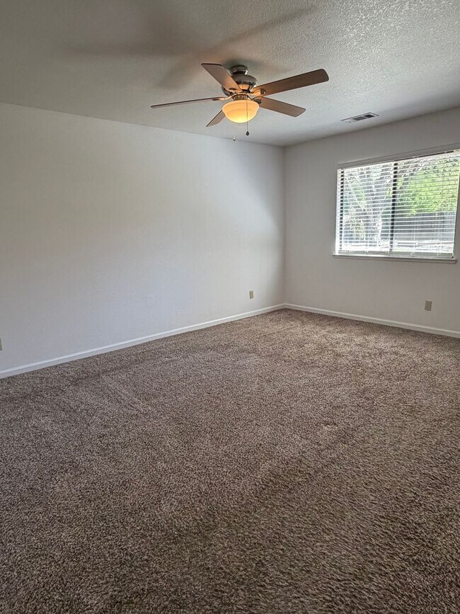 Building Photo - 3 bedroom Townhouse in East Redding