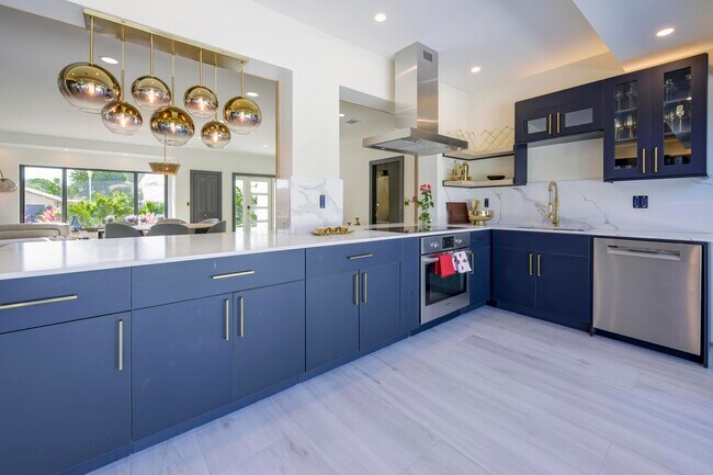 Building Photo - 3255 Lakeview Blvd