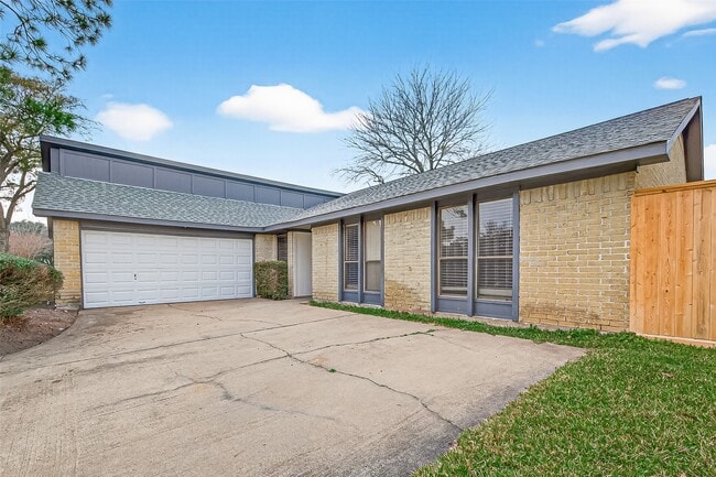 Building Photo - 21318 Park Brook Dr