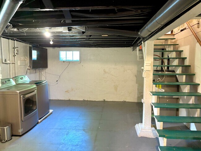 Building Photo - 805 SE Malden St